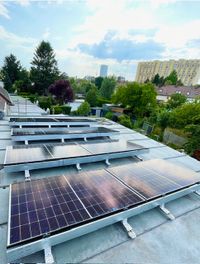 SOLARANLAGE AM FLACHDACH