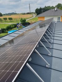 SOLARANLAGE AN EINEM FLACHDACH